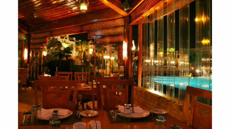 restaurants are near gold coast hotels & casino las vegas